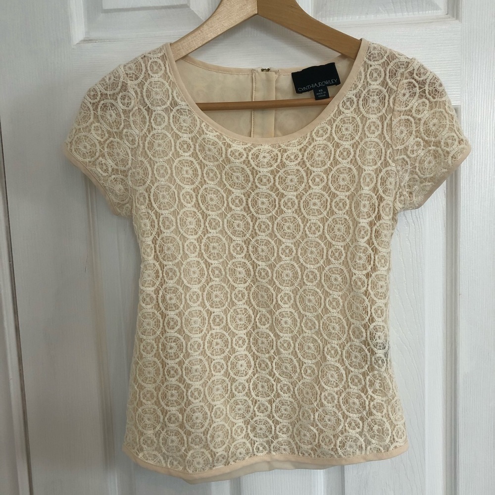 ✨3/$30✨ Cynthia Rowley Cream Lace Overlay Top | XS